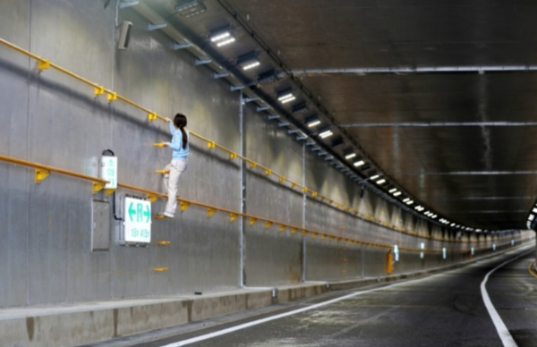 ⓒ터널 내부에 설치된 핸드레일과 철제사다리/사진출처-시사IN 