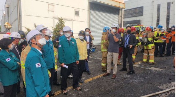 ⓒ 아리셀 화재현장 사고 수습 지휘 현장 - 출처 : 고용노동부 