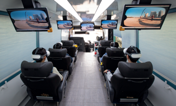 ⓒ 찾아가는 안전버스에서 VR장비을 통해 교육을 받고 있는 모습/사진-안전보건공단