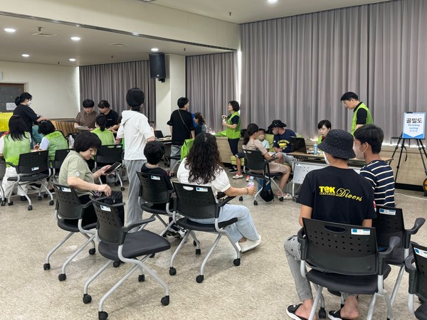 ⓒ8월 18일 한국산업단지공단 인천지역본부에서 남동국가산업단지 외국인 근로자와 가족 100여명이 건강검진을 받고 있다/사진- 한국산업단지공단