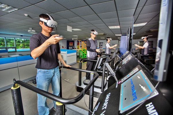 안전체험교육센터에서 현대 트랜시스 직원들이 가상안전 체험 교육을 받고 있는 모습. 현대트랜시스 제공