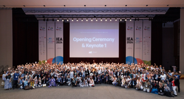 ⓒ '2024년 세계인간공학연합(IEA) 국제학술대회'가 25일부터 5일간의 일정으로 진행중이다. 이날 행사에는 140여 개국에서 참석한 참가자들이 기념촬영을 하고 있다./사진- 대한인간공학회 