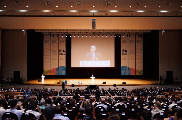 ⓒ국제인간공학회(IEA) 회장인 José Orlando Gomes 교수가 인사말을 전하는 모습/사진- 대한인간공학회 