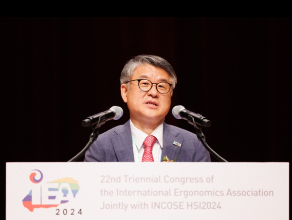 ⓒ'2024 세계인간공학연합(IEA) 학술대회의 조직위원장인 대한인간공학회 윤명환 회장(서울대학교 산업공학과 교수)가 인사말을 전하고 있다/사진- 대한인간공학회