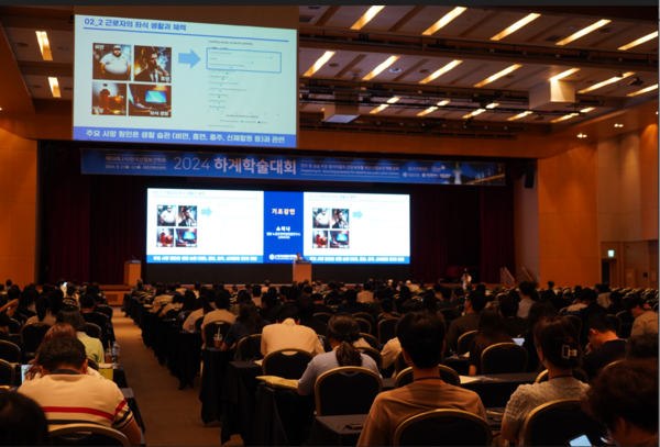 ⓒ일본 노동안전위생종합연구소의 소리나 박사가 '좌식 생활 중심의 근로자들에 대한 신체활동과 체력이 건강과 의료비에 미치는 영향 분석'이라는 제목으로 강연하는 모습/사진-세이프티퍼스트닷뉴스