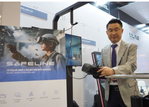 ⓒ'2023 대한민국 안전산업박람회' 당시 VR 안전교육 시스템 '세이프라인'을 관람객들에게 체험할수 있도록 선보인 엠라인스튜디오 안희덕 대표./사진- 세이프티퍼스트닷뉴스