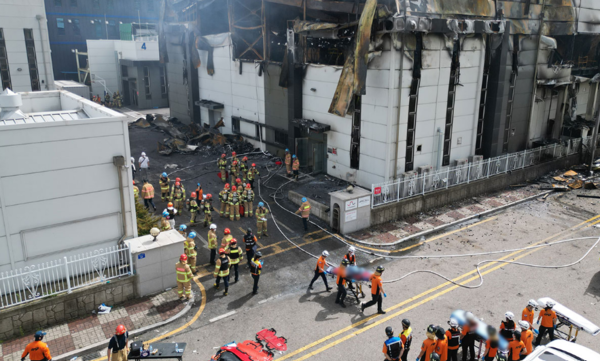 ⓒ지난 6월에 발생한 아리셀공장 화재현장에서 구조활동을 벌이고 있는 구급대원들/출처- MBC 뉴스