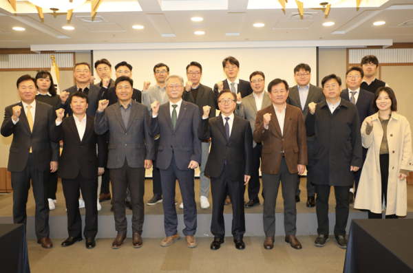 ⓒ참석자들이 첫 포럼개최를 기념하며 화이팅을 외치는 모습/사진- 한국경영자총협회