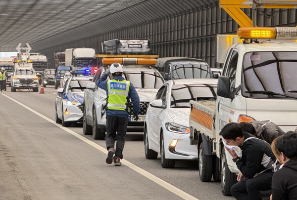 ⓒ대응팀들이 스마트 안전모 ‘TUGU’를 착용하고 훈련하는 모습. /사진- 한국스마트안전보건기술협회 제공