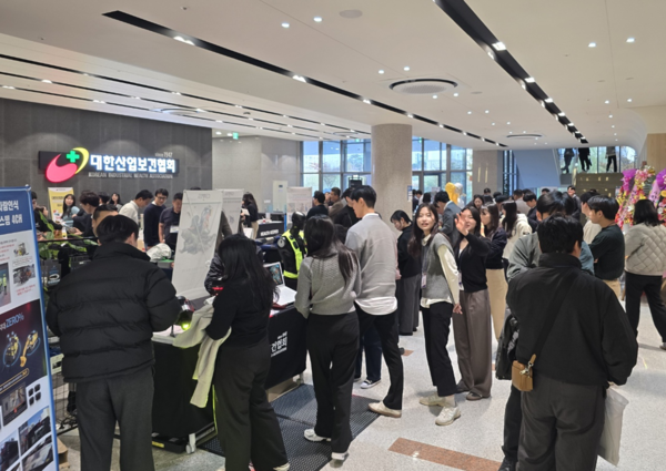 ⓒ로비에 마련된 안전보건관련 제품 전시 부스 모습/사진- 세이프티퍼스트닷뉴스