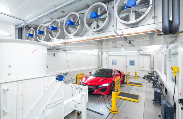 ⓒ 위 사진은 차량용 다이나모미터를 갖춘 실차 환경 챔버로 전체 차량을 다양한 기후 및 날씨 조건에서 시험하고, “롤링 로드”에서 차량의 주행, 내구성, 배출 출력 및 기타 핵심 요소들을 시험할 수 있다. 본 기사내용과는 관련 없음. / 출처- weiss technik