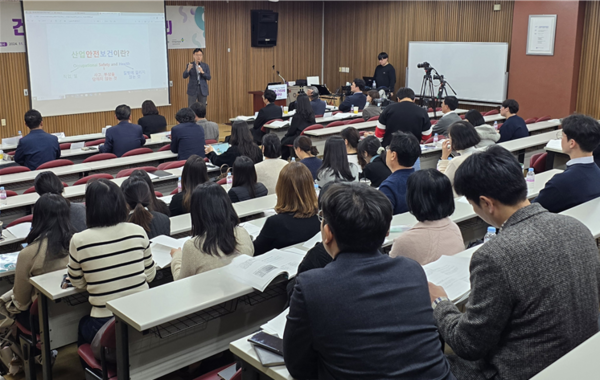 ⓒ'건설업 보건관리 현안 및 정책 방향'이라는 주제로 박종일 고용노동부 산업보건기준과 과장이 발표를 하고 있다./사진- 대한건설보건학회