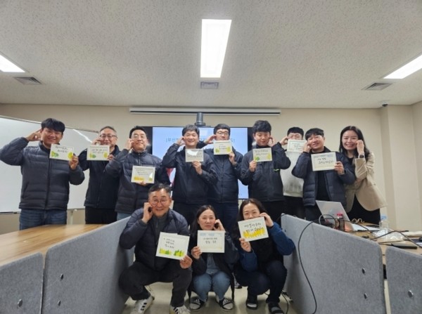 ⓒ직업건강협회는 지난 28일 부산정관에너지의 고객응대 근로자들에게 AI기반 디지털 헬스케어를 활용한 ‘감정노동예방 교육과 힐링 프로그램’을 실시했다/사진- 부산정관에너지