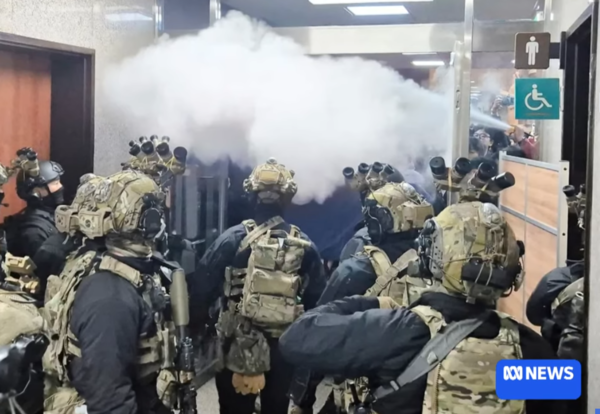 ⓒ국회 진입을 시도하고 있는 군인들과 이를 제지하려고 소화기를 분화하며 격렬히 대응하는 보좌관 및 대변인들의 모습/출처- abd 공영방송 영상