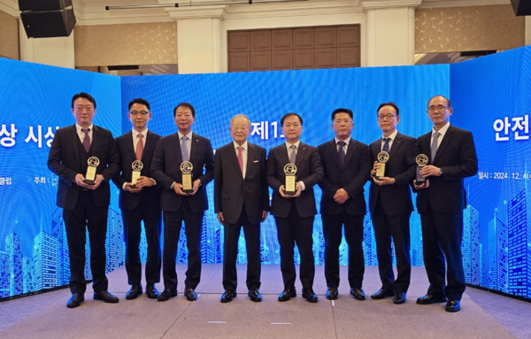 ⓒ4일 오전 서울 중구 프레스센터에서 제1회 안전문화혁신대상 시상식을 열었다. (사진은 왼쪽부터 넥센타이어 김현석 사장, MNC솔루션 김병근 대표이사, 용마로지스 이종철 대표이사, 손경식 경총 회장, HD현대미포 김형관 대표이사, 풍산 이준덕 노조위원장, 풍산 서정국 부사장, 린나이코리아 장인복 이사)/사진- 세이프티퍼스트닷뉴스