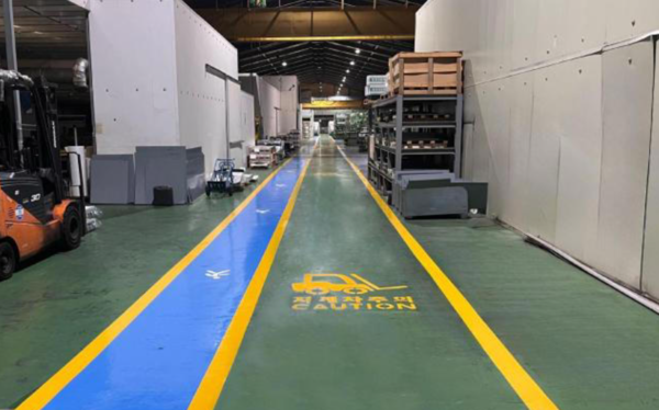 ⓒ지게차와 작업자 동선을 분리하는 바닥 유도선 설치모습. 산업단지 입주기업 안전디자인 적용사례/사진-한국산업단지공단