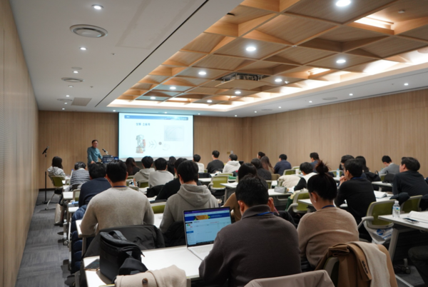 ⓒPDC과정에 참석한 참가자들이 양홍석 교수가 강연하고 있는 소음관리 대책에 대해 집중해서 경청하고 있다/ 사진- 세이프티퍼스트닷뉴스