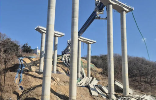 ⓒ교량 붕괴사고가 발생한 서울세종고속도로 천안 입장구간 교량/사진-소방청
