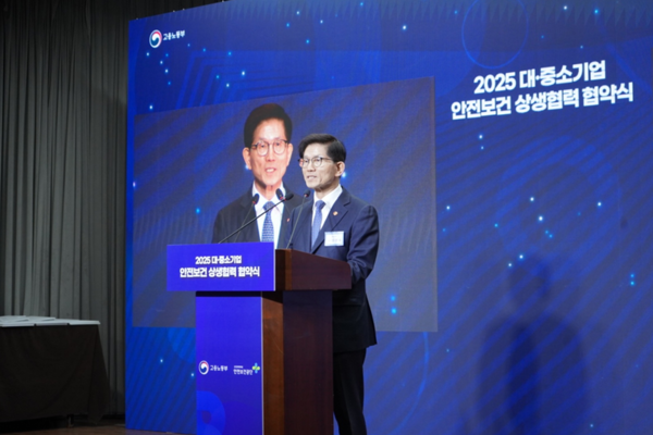 ⓒ인사말을 통해 안전보건 상생협력 사업에 참여한 모든 기업들의 노력과 성과를 격려한 김문수 고용노동부 장관/사진- 세이프티퍼스트닷뉴스