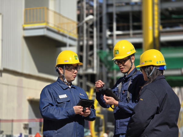 S-OIL 직원들이 온산공장에서 방폭태블릿으로 PSORMS 전자작업허가 업무를 수행하며 작업현장 위험성을 파악해 관리하고 있다. S-OIL 제공