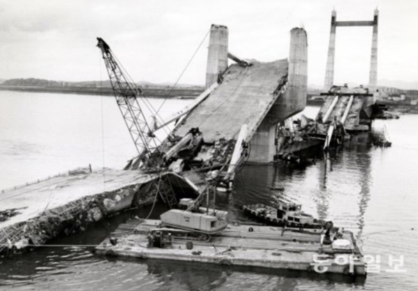 ⓒ1992년 7월 31일 무너져 내린 신행주대교 모습/출처- 동아일보