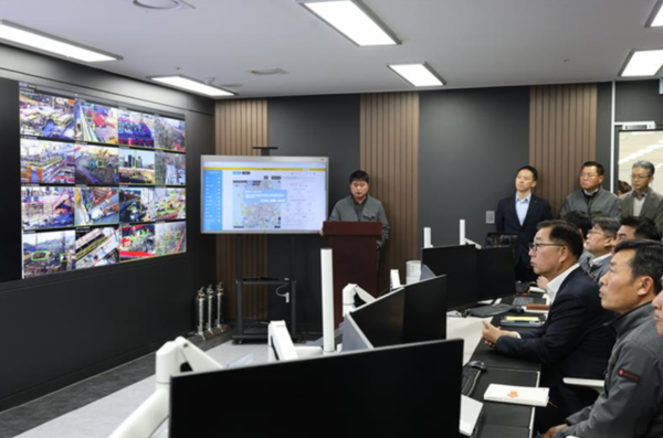ⓒ 롯데건설 박현철 부회장이 서초구 잠원동 본사에 위치한 AI 안전상황센터에서 현장을 점검하고 있다.   (출처 - 롯데건설)