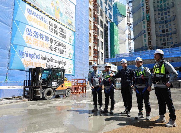 ⓒ 추락위험 예방 표지판 설치 상태를 확인하는 삼성물산 안병철 CSO와 현장 직원들 (출처 - 삼성물산)