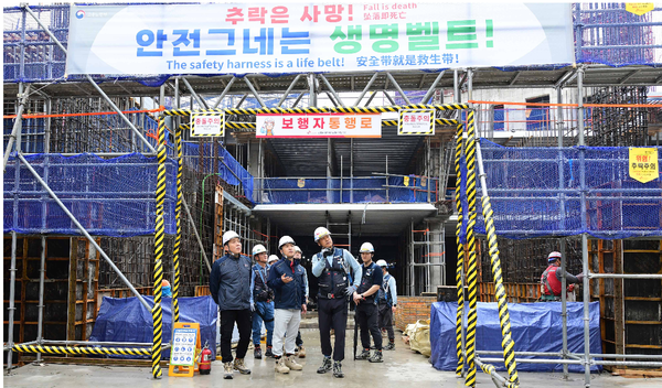 ⓒ사진은 임재욱 SK에코플랜트 CSO(왼쪽 세번째)가 지난 16일 경기도 광명에 위치한 광명자이힐스테이트SK뷰(VIEW) 신축공사 현장을 방문해 작업장 안전관리 실태와 예방활동 이행상태를 점검하는 모습. / 사진 - SK에코플랜트 제공
