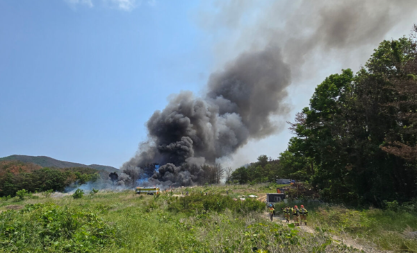 ⓒ5월 29일 경북 포항시 남구 동해면 신정리 인근 공터에서 해군의 해상 초계기 P-3CK 한 대가 착륙 훈련 중 추락했다/사진- 독자 제공