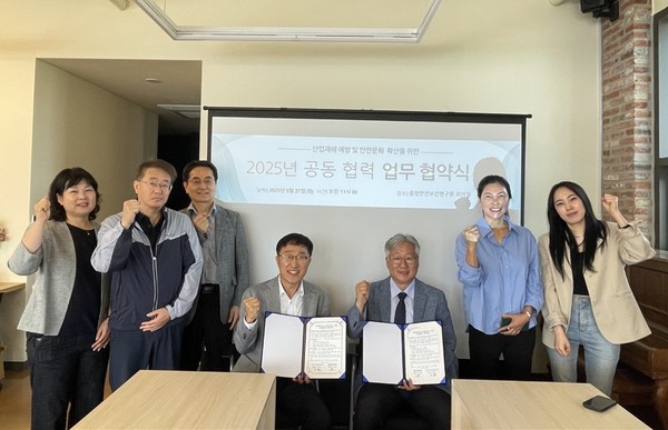 ⓒ한국건설종합안전㈜(대표 남선일, 사진 중앙에서 우측)와 중앙안전보건연구원(대표 이규동, 사진 중앙에서 좌측)은 지난 27일 산업안전보건 향상을 위한 공동협력 협약을 체결했다/사진-한국건설종합안전㈜ 