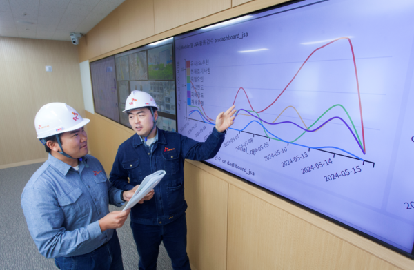 ⓒ SK케미칼이 유디엠텍과 생성형 AI 기반 안전 관리 시스템 원천 기술 사용권에 대한 공급 계약을 체결했다. SK케미칼 구성원들이 안전 관리 시스템을 살펴보고 있다. (출처 - SK케미칼)