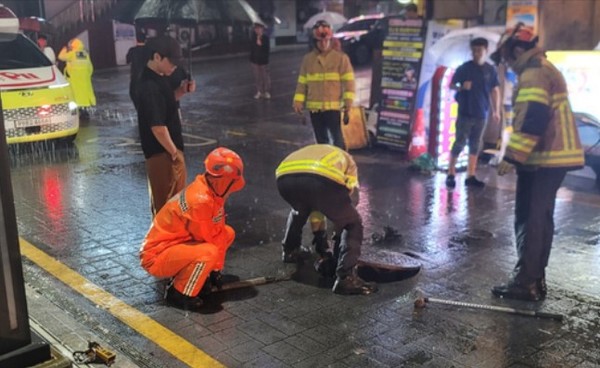 ⓒ맨홀 안전조치하는 소방대원/사진- 부산소방재난본부