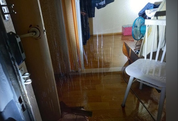 ⓒ14일 부산 동구의 한 아파에서는 천장에서 빗물이 새어 주민들이 긴급 대피하기도 했다/사진- 부산소방재난본부