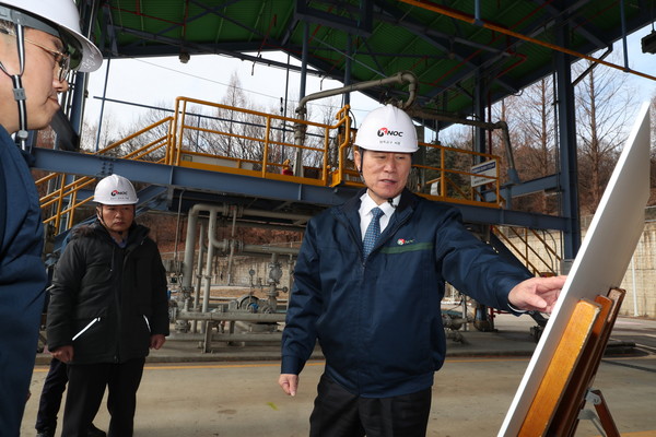 ⓒ한국석유공사 김동섭 사장(오른쪽)이 지난해 1월 19일 현장안전경영의 일환으로 구리 비축기지를 방문해 원유 입출하 시설을 직접 점검하고 있는 모습 (출처: 한국석유공사)