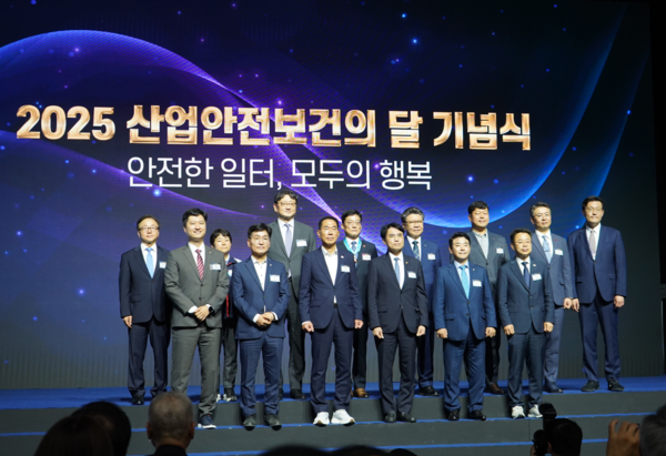 ⓒ 고용노동부(장관 직무대행 차관 권창준)와 한국산업안전보건공단(이사장 김현중)은 7월 ‘산업안전보건의 달’을 맞아 “안전한 일터, 모두의 행복”이라는 슬로건 아래 전국적으로 산재 예방 행사를 본격 개시했다/사진- 세이프티퍼스트닷뉴스