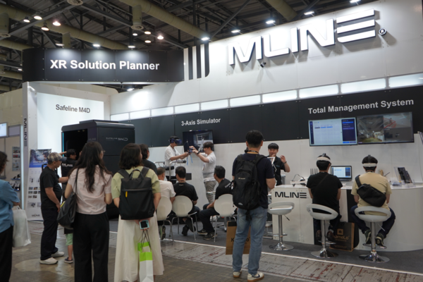 ⓒ(주)엠라인스튜디오는 ‘2025 스마트안전보건박람회’에 참가해 실감형 안전 체험 시뮬레이터 ‘세이프라인 M4D’의 고도화 모델을 선보이고 있다/사진- 세이프티퍼스트닷뉴스