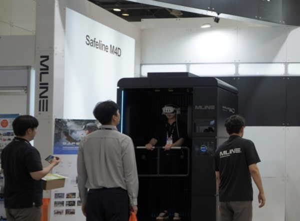 ⓒ실감형 안전 체험 시뮬레이터 ‘세이프라인 M4D’를 체험하고 있는 관람객/사진- 세이프티퍼스트닷뉴스