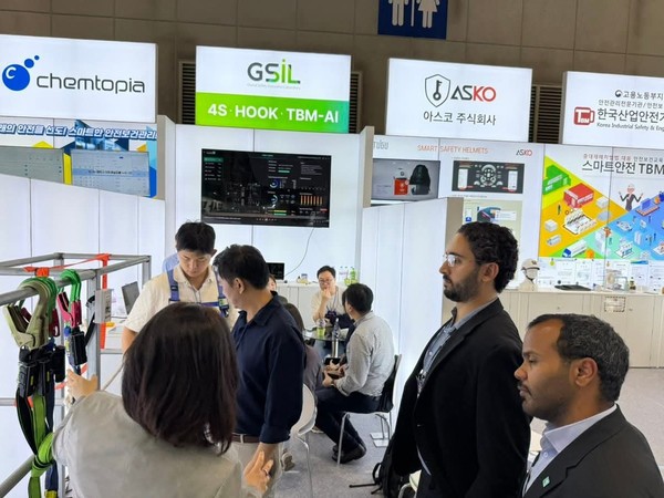 ⓒ지에스아이엘 부스에 Aramco 관계자들이 방문해 상담하는 모습/ 사진- 지에스아이엘 제공