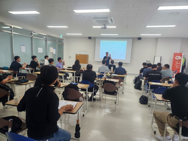 ⓒ지난 17일 제 6회 인간공학기술사 재능기부 행사가 가산동소재 온세이프티 강의장에서 진행됐다/사진- '인간공학기반 안전보건' 밴드 제공