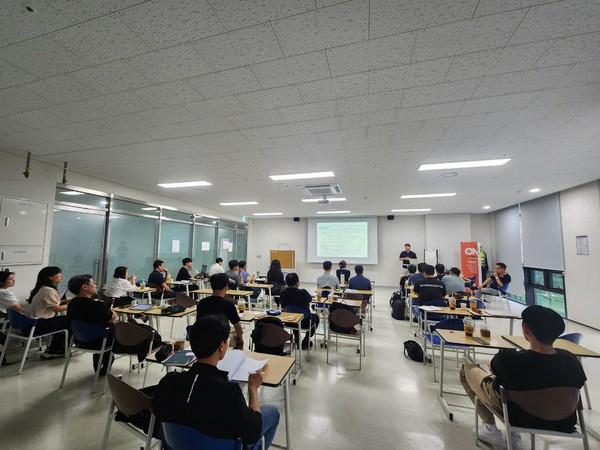 ⓒ선배 기술사가 예비 기술사들에게 기술사 자격시험에 대한 노하우를 전하는 모습/사진- '인간공학기반 안전보건' 밴드 제공