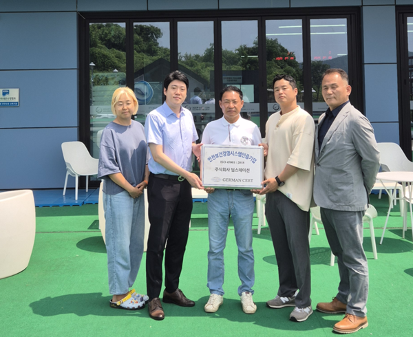 ⓒ㈜딥스테이션 이종도 대표이사(가운데), 스포츠산업안전보건원 황윤석 이사장(오른쪽 첫번째), 저먼서트 안상현 인증원장(왼쪽 두 번째), /사진- ㈜딥스테이션 제공