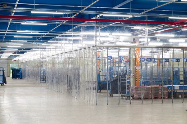 ⓒ CLS는 물류 업계 최초로 ‘차폐식 대형 냉방 구역’ 시스템을 도입했다. 사진은 청주 서브허브에 설치된 차폐식 대형 냉방 구역. / 쿠팡로지스틱스서비스(CLS) 제공