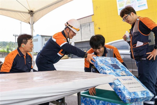 ⓒ 포스코 포항제철소 직원들이 그늘막 아래에서 물을 꺼내고 있다. / 포스코 제공