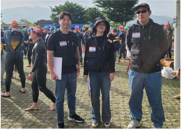 ⓒ2025 양산시장배 전국철인경기대회 위험성평가에 참여한 SOSHA위험관리 위원:조영균(안전융합공학박사), 홍란(1급 응급구조사), 전승훈(산업안전기사)의 모습/사진- 스포츠산업안전보건원