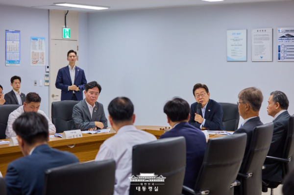 ⓒ근로자 노동 환경 질문하는 이재명 대통령 /출처- 대통령실