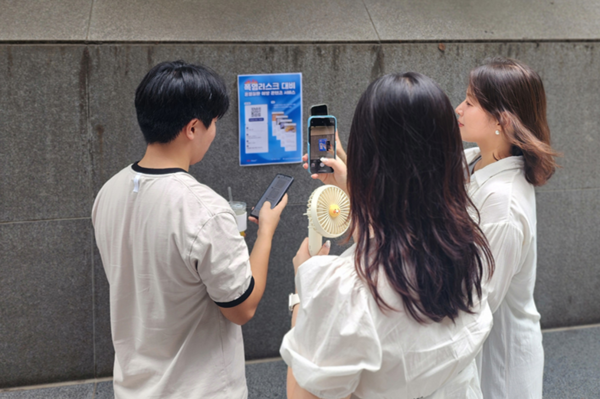 ⓒ휴레이포지티브의 온열질환 서비스에 참여하는 직장인들/사진- 휴레이포지티브