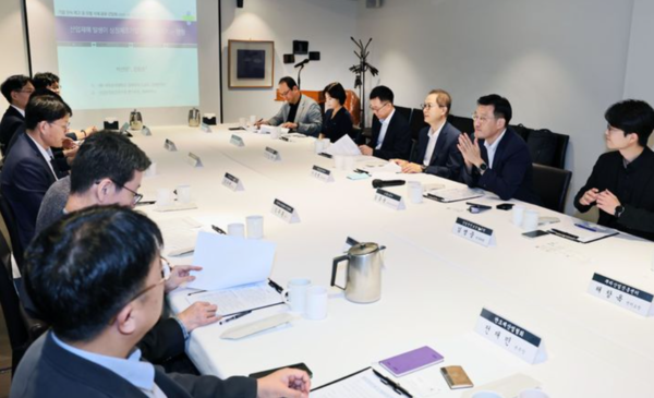 ⓒ이승렬 산업통상자원부 산업정책실장이 8일 오전 서울 중구 달개비 컨퍼런스룸에서 '중대재해 근절을 위한 산업-노동 합동간담회'를 주재하고 있다. /사진- 산업통상자원부