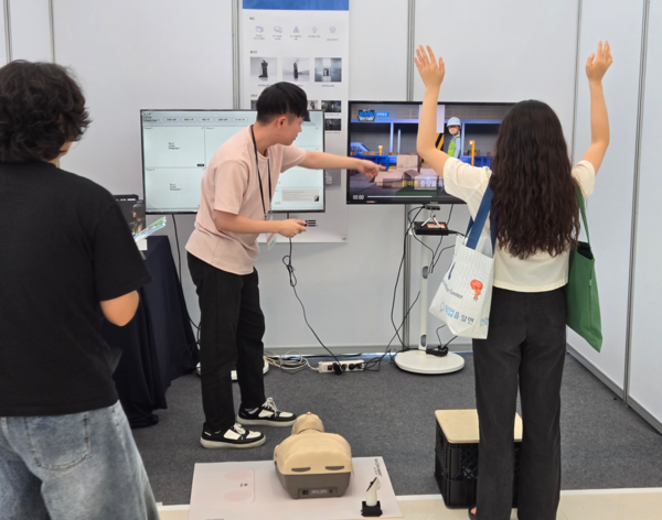 ⓒ근골격계질환 예방을 위한 ‘중량물 운반 체험 시스템’을 체험중인 학회참가자/사진-엠라인스튜디오