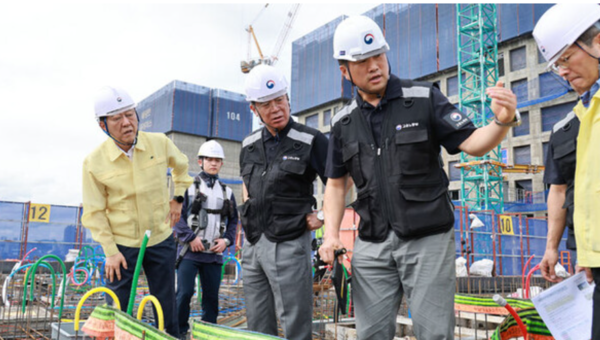 ⓒ김영훈 고용노동부 장관(가운데)과 김윤덕 국토교통부 장관(왼쪽)이 18일 서울 용산구 청년주택 신축 공사 현장을 찾아 불법하도급 합동 점검을 하고 있다. /사진=고용노동부