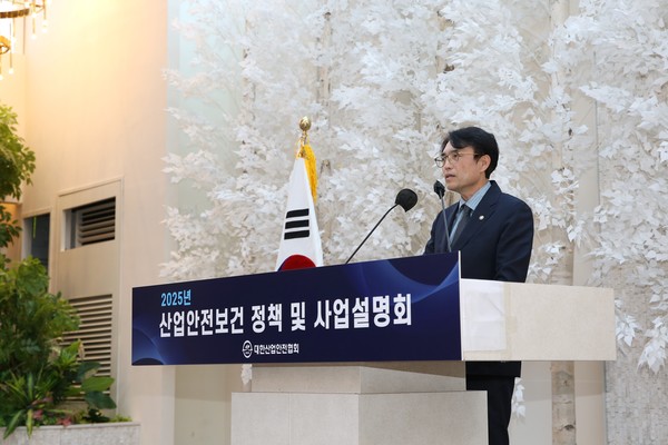 ⓒ대한산업안전협회가 9월 24일 서울 용산 피스앤파크컨벤션 파크홀에서 ‘산업안전보건 정책 및 사업 설명회’를 열었다. 권창준 고용노동부 차관이 축사하는 모습/사진- 대한산업안전협회 제공